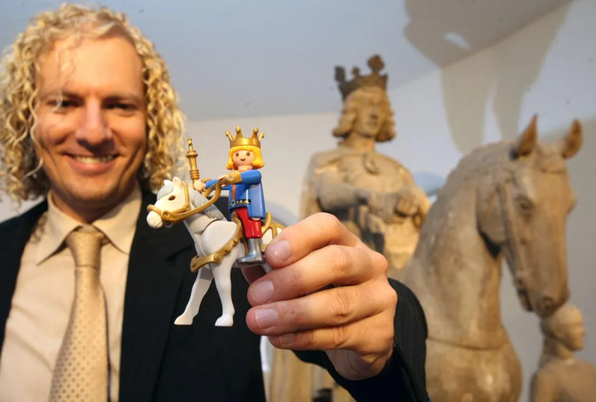 Pressesprecher Dr. Alexander Schubert präsentiert den \