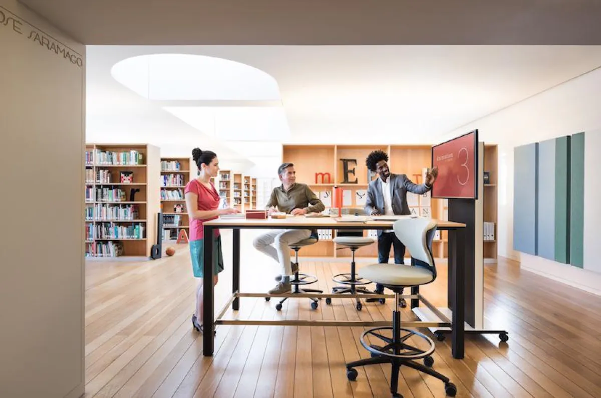 Highdesks und Highchairs sorgen fur die richtige Steh-Sitz-Dynamik