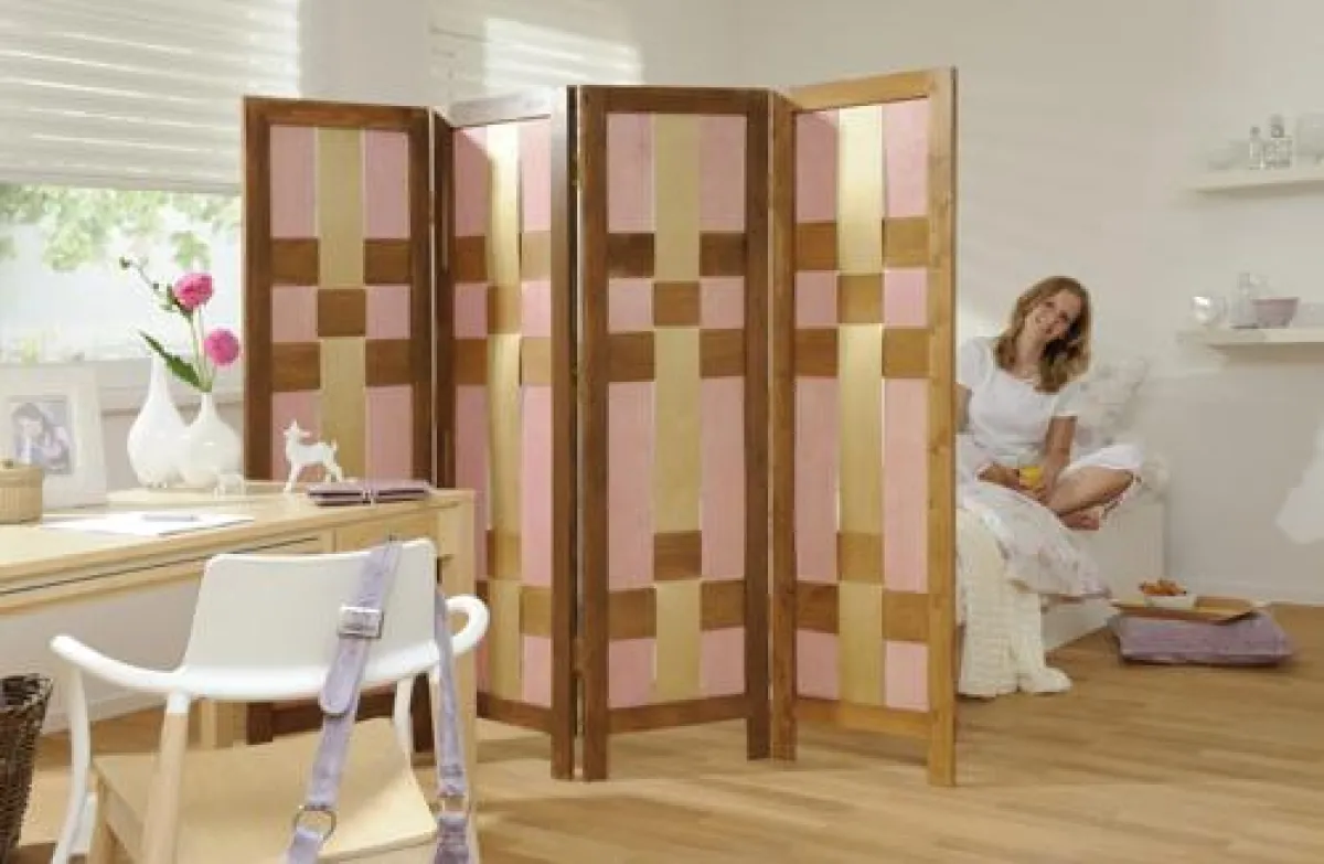 Mit der Bondex Kreativ-Werkstatt verwandelt sich der Paravent in einen schönen Hingucker im Schlafzimmer.