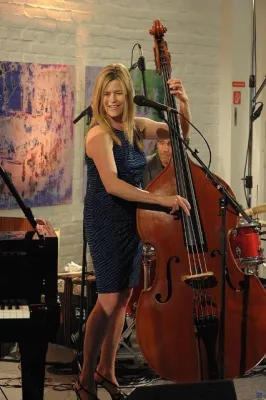Bild: Kontrabassistin Kristin Korb mit viel Sinn für Swing