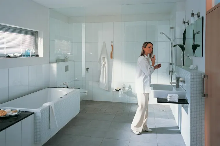Versteckter Siphon für Beinfreiheit unter dem Waschtisch Bild: Versteckter Siphon für Beinfreiheit unter dem Waschtisch