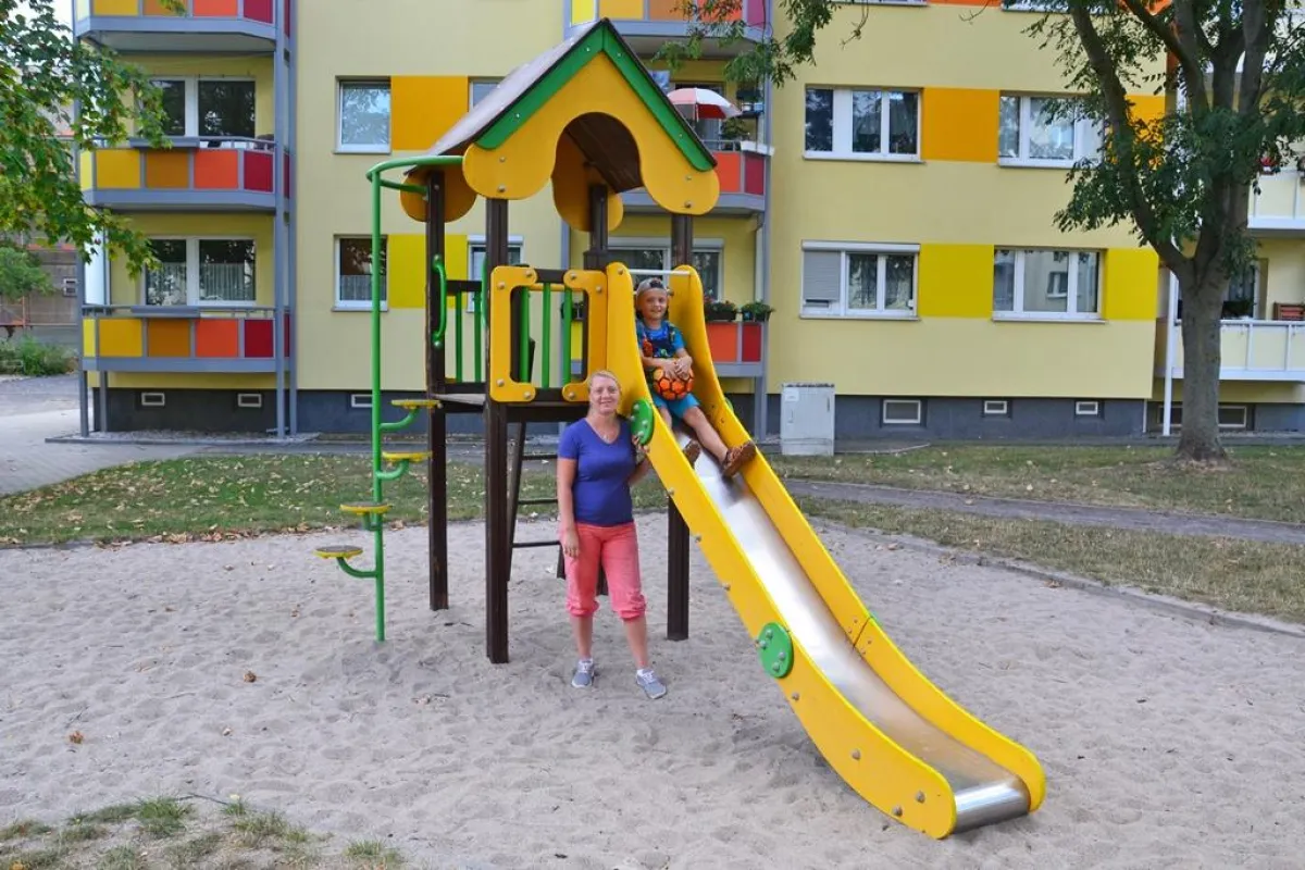 Auf einem Lipsia-Spielplatz: Mandy Franke und ihr Sohn Leon (Quelle: Lipsia).