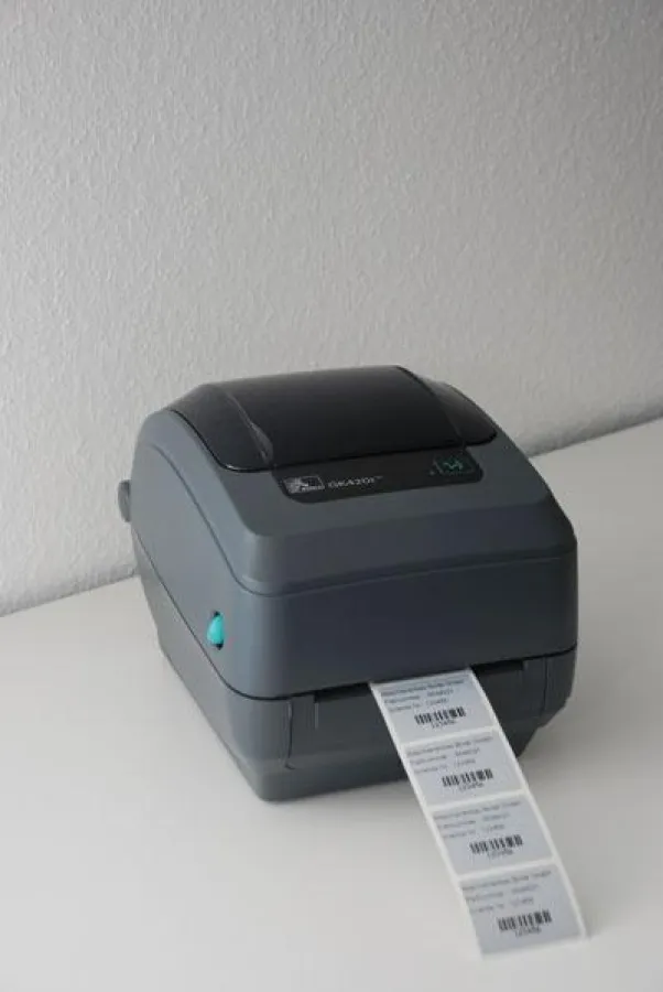 Das Typenschild-Bundle von ICS ermöglicht das Drucken besonders beständiger selbstklebender Typenschilder in Kleinstmengen zu geringen Stückkosten.