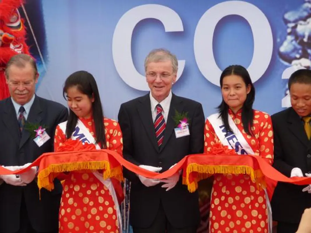 Bei der feierlichen Einweihung des neuen Werkes in Vung Táu, Vietnam, gab Stefan Messer, CEO Messer Group, mit dem symbolischen Durchschneiden des roten Bandes den Startschuss für die Abfüllung von bi