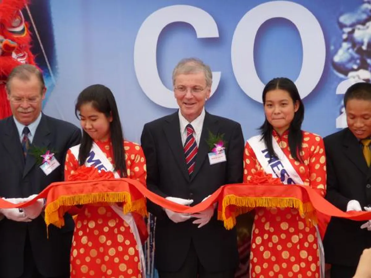 Bei der feierlichen Einweihung des neuen Werkes in Vung Táu, Vietnam, gab Stefan Messer, CEO Messer Group, mit dem symbolischen Durchschneiden des roten Bandes den Startschuss für die Abfüllung von bi