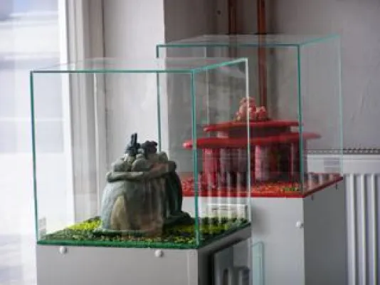 Marzipanschweine auf dem Brandenburger Tor - Kunsthandwerk nach Maß Bild: Marzipanschweine auf dem Brandenburger Tor - Kunsthandwerk nach Maß