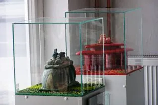 Marzipanschweine auf dem Brandenburger Tor - Kunsthandwerk nach Maß Bild: Marzipanschweine auf dem Brandenburger Tor - Kunsthandwerk nach Maß