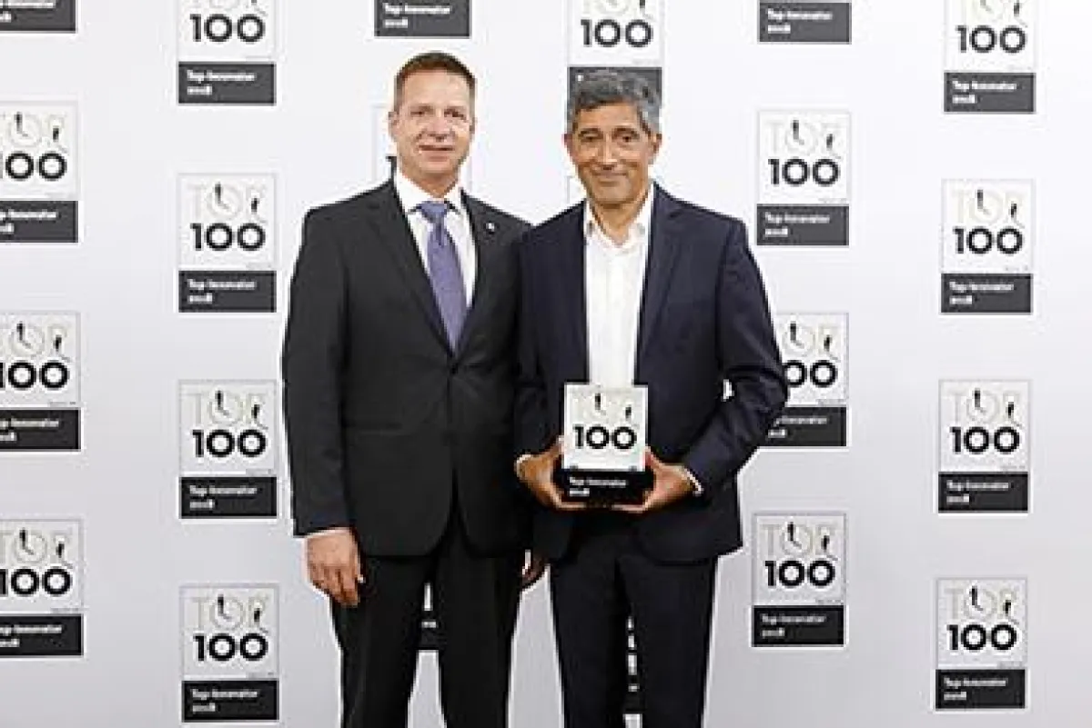 invenio-Vorstand Kai F. Wißler nimmt die TOP 100-Auszeichnung von Ranga Yogeshwar entgegen