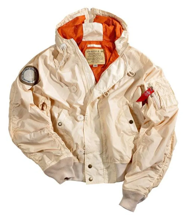 (FOTO: Alpha Industries) Leichte Herrenjacke in edlem Bone-White aus der Frühjahr/Sommer-Kollektion 2010