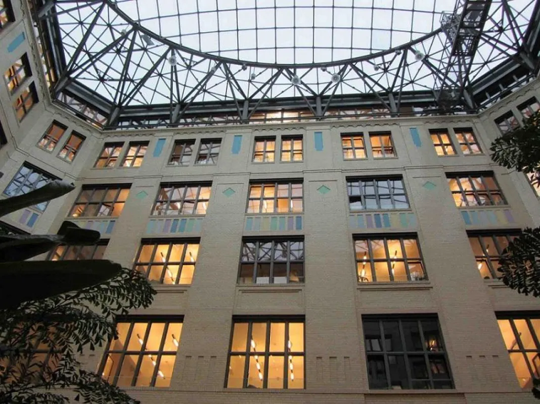 Der glasüberdachte Innenhof bildet das kommunikative Zentrum des Johannishofs.