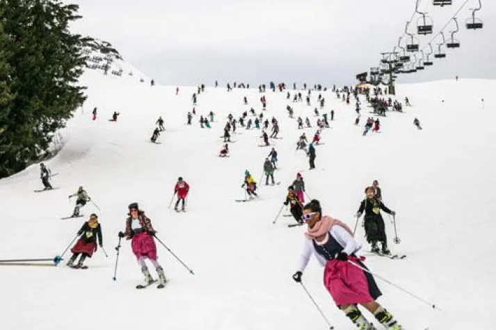Bild: Sonne, Schnee und farbenfrohe Dirndl - Der 2. Int. KÄSTLE Dirndl Skitag schlug alle Rekorde