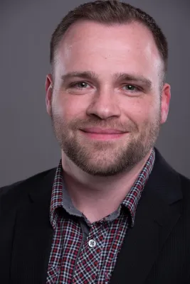 Bild: Inhaber Daniel Thurner erklärt Ausweitung des Dienstleistungsangebot um Flucht- und Rettungsplanung.