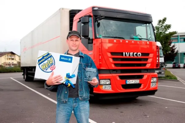 Bild: Lkw-Fahrer aus der Nähe von Mannheim rettet Mann aus brennendem Auto und wird Held der Straße September