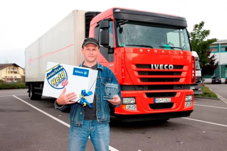 Bild: Lkw-Fahrer aus der Nähe von Mannheim rettet Mann aus brennendem Auto und wird Held der Straße September