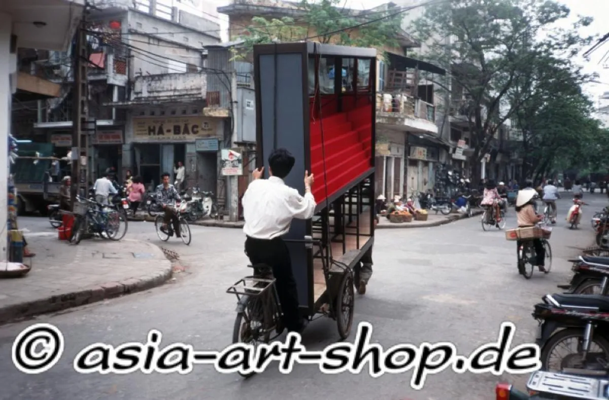 Transport einer Vitrine auf vietnamesische Art