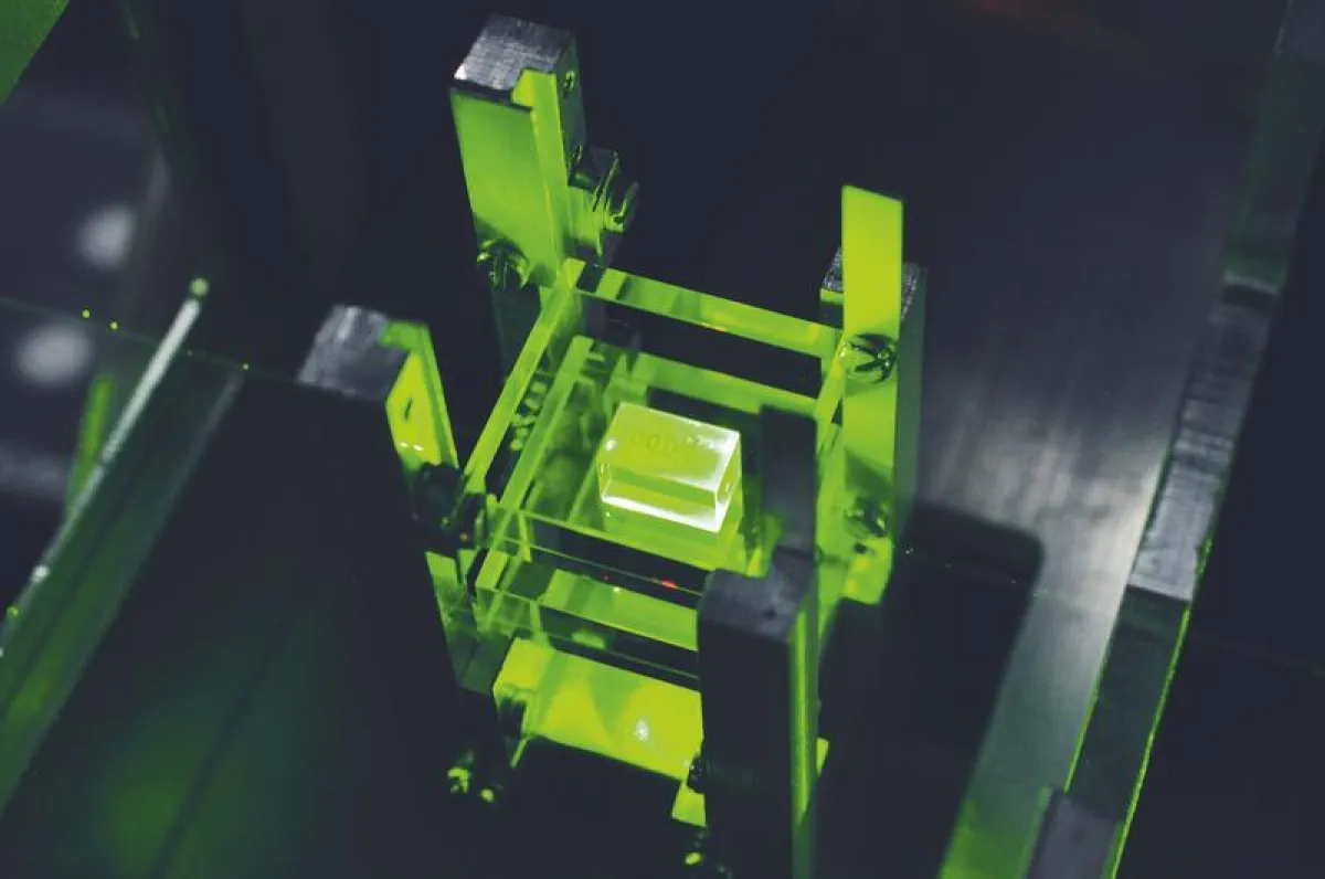 Sandwich-LID-Messaufbau zur Kalibrierung photothermischer Absorptionsmessungen. (Quelle: IPHT Jena/S. Döring)