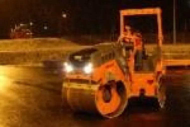 Bild: Unternehmensbesichtigung einmal anders - Regionalmarketing Oberpfalz lud zum Walzenfahren bei der Hamm AG ein