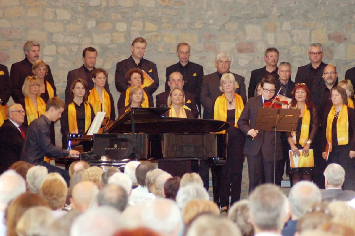 Der SWR SonntagsChor mit Leonard Terres (Klavier) und Johannes Wendel (Violine).Foto: Inge Vonnieda.