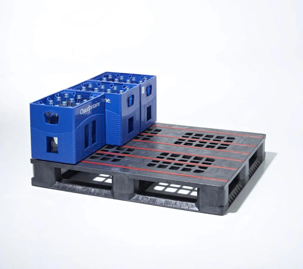 Die Pool-Palette von boxline.de, mit Antirutschstreifen für den sicheren Halt von Getränkekästen