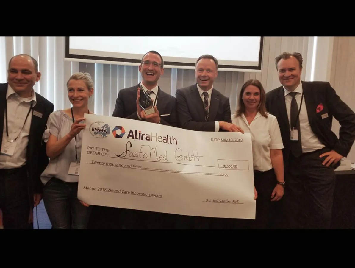 Michael Sander (dritter von links) und sein Team nehmen den Preis stolz entgegen.