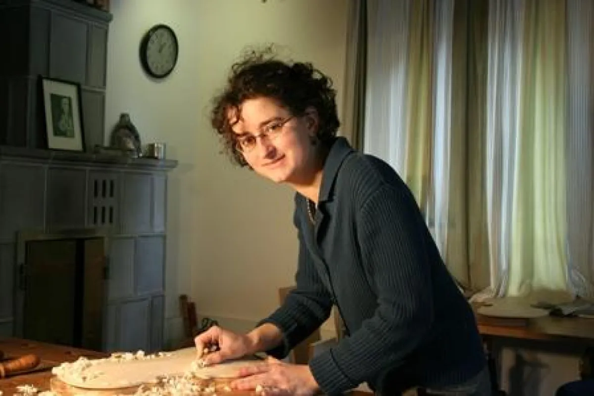 Portrait Nele Jülch beim Hobeln einer Viola