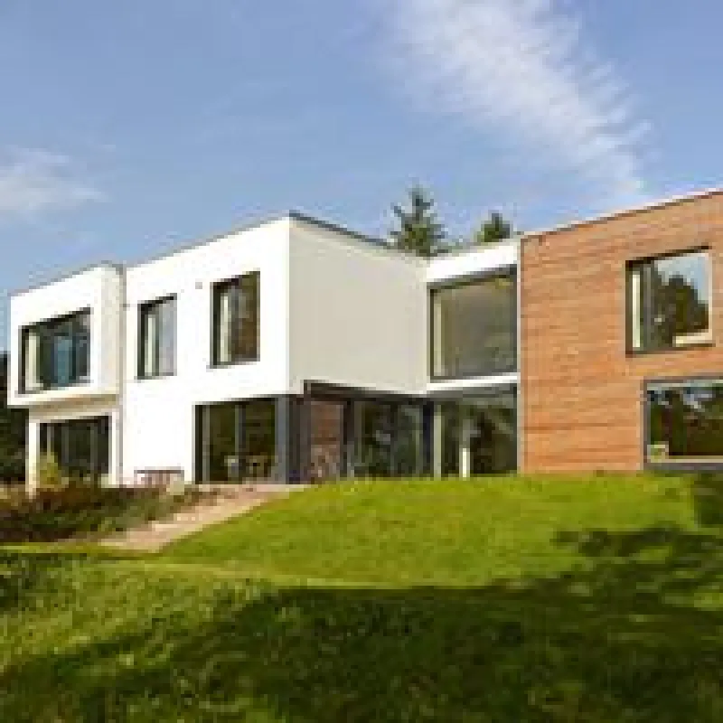 Ein gesundes und ökologisches Designhaus in einer kleinen englischen Stadt mit großem parkähnlichen