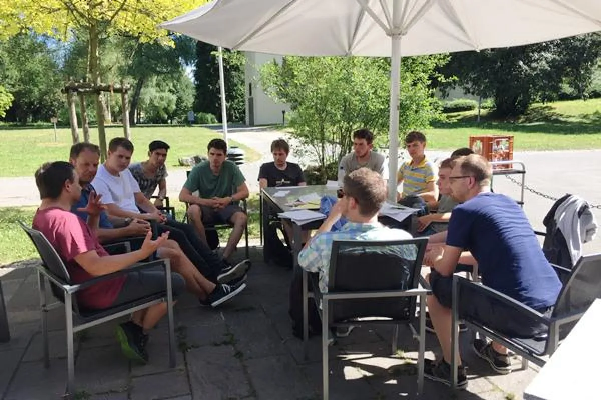 Bei der Abschlussrunde im Freien tauschten sich die MTU-Auszubildenden über ihre Erfahrungen aus.