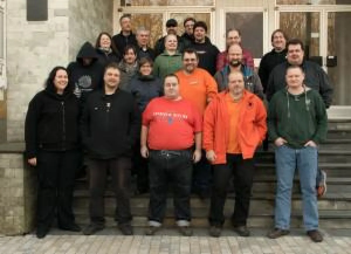 Zur Mittagspause gesellten sich viele Teilnehmer für ein Gruppenfoto vor die Tür