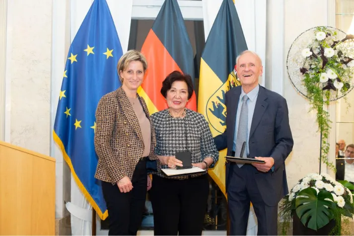 Bild: Wirtschaftsmedaille für Ayhan und Dr. Karl Busch