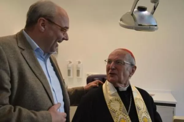 Bild: „Mein vollstes Vertrauen in die Ärzte“, so der Erzbischof Meisner bei der Malteser Migranten Medizin