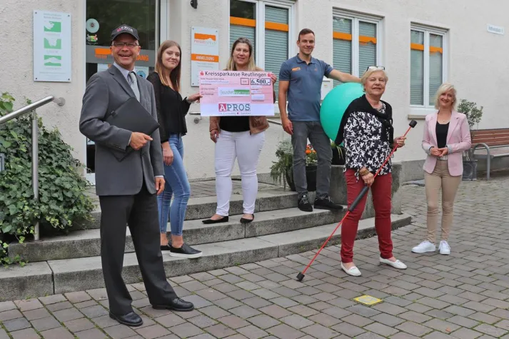 Bild: APROS Consulting & Services GmbH spendet 6.500 Euro an das Gesundheitsforum Eningen