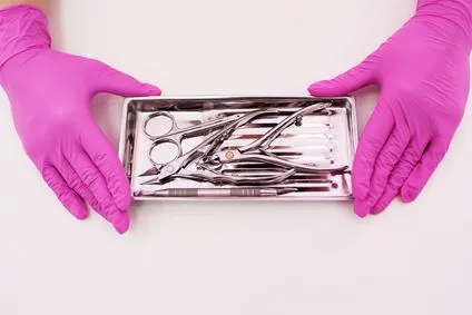 Bild: Die Sterilisation von Werkzeugen in Schönheitssalons, Zahnarztpraxen und Tätowierungsstudios