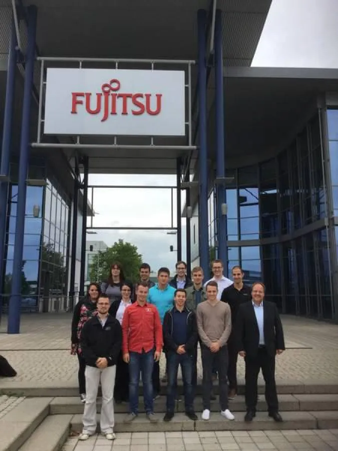 hamcos Ausbildungsteam im Eingangsbereich der Fujitsu Werke in Augsburg