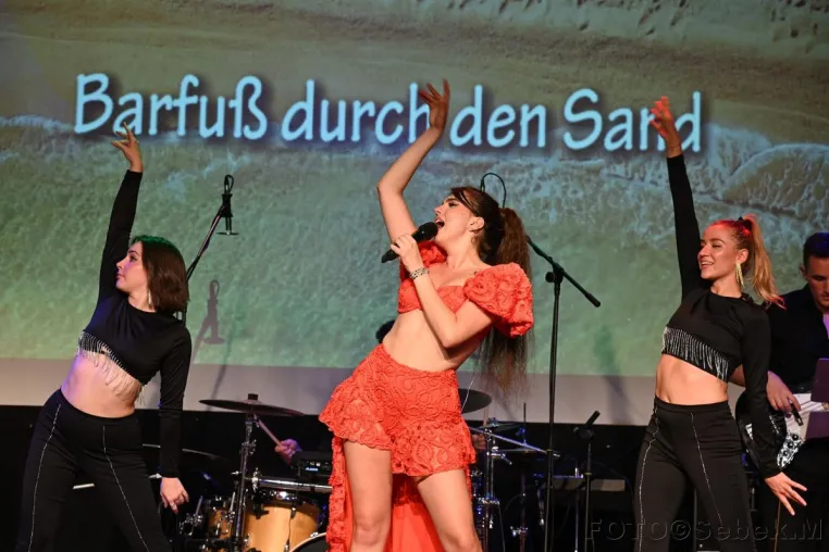Bild: Maibritt - die Show wurde trotz Sitzplätze zum Stehkonzert! 
