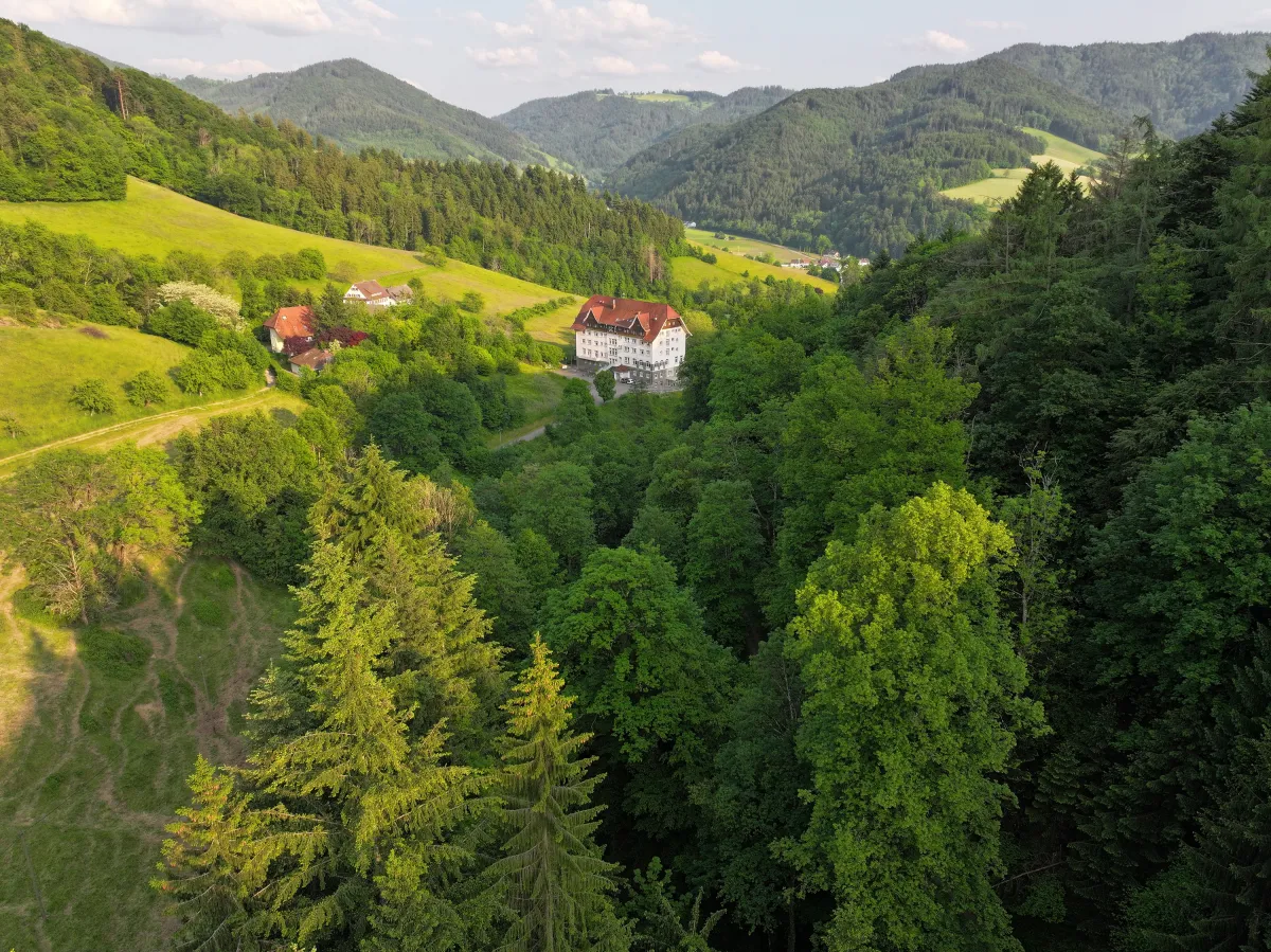 Traumhafte Lage im Glottertal bei Freiburg: Die Thure von Uexküll-Klinik (© Kur + Reha Klinik GmbH)