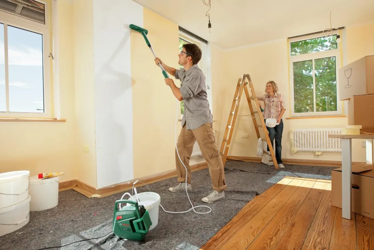 Teleskopstangen ermöglichen zu streichen, ohne sich zu verrenken. Foto: Bosch / immowelt.de