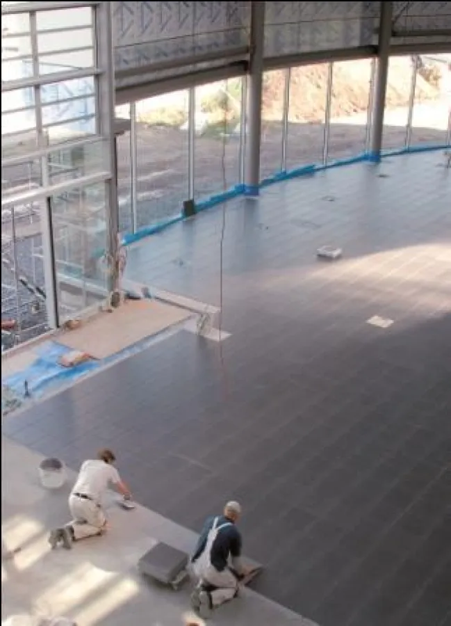 Der temperaturunabhängige Fliesenkleber weber.xerm 859 F bindet zuverlässig nach maximal drei Stunden ab. So empfiehlt sich die innovative Neuentwicklung insbesondere für Verlegearbeiten, die unter Ze