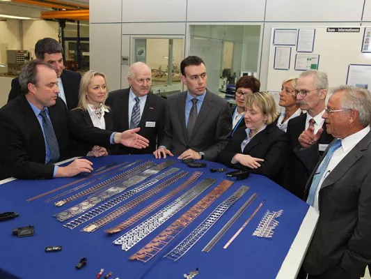 Finanz- und Wirtschaftsminister Dr. Nils Schmid zu Besuch in der KRAMSKI GmbH Bild: Finanz- und Wirtschaftsminister Dr. Nils Schmid zu Besuch in der KRAMSKI GmbH