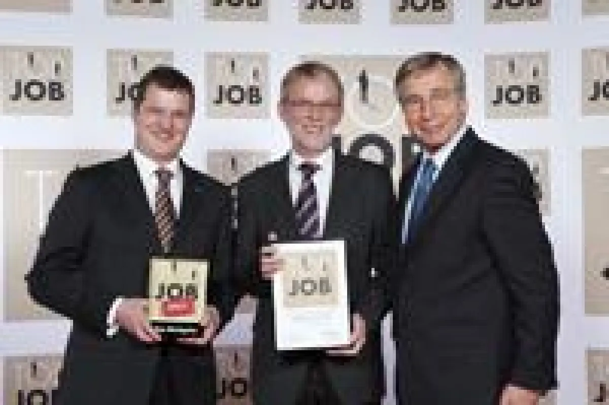 V.l.n.r.: Martin Greiwe, Günter Juhr (beide Geschäftsführer der Ratiodata GmbH) mit dem „Top Job