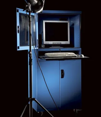 Bild: FAMI Computerschränke Serie STANDARD: höchstprofessionelle Workstationen in Prüf- und Kontrollarbeitsplätzen