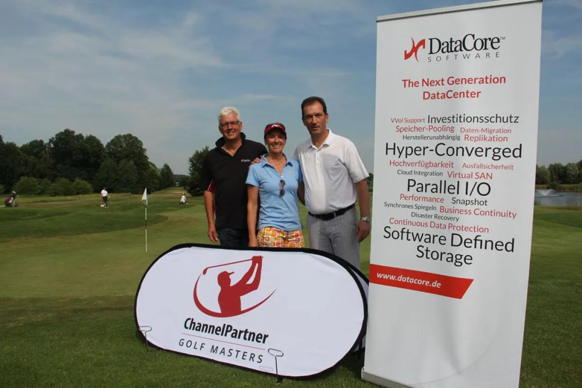 Stephan von Dreusche (DataCore), Michaela Gerg (Stifutng Schneekristalle) und Robert Thurnhofer (Dat