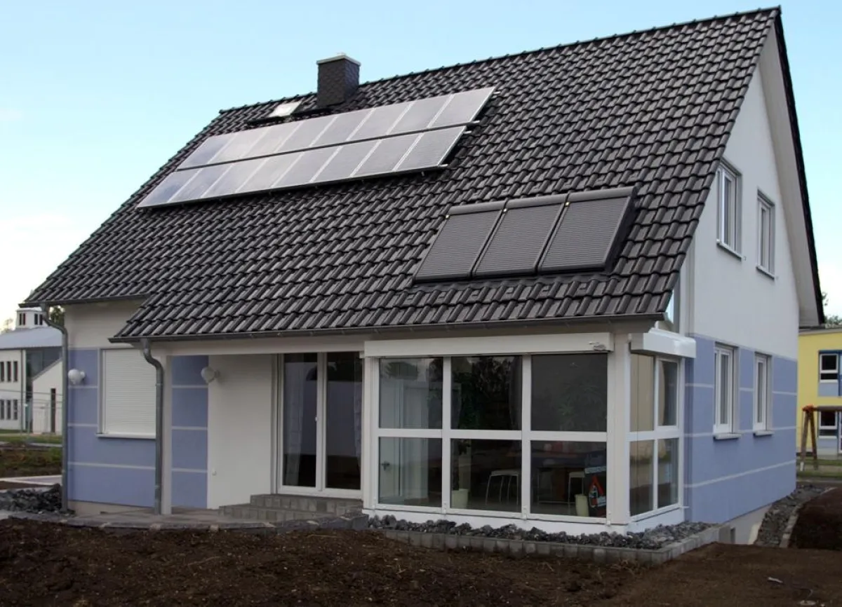 Aus dem Sonnenlicht im eigenen Haus nutzbare Wärme oder sauberen Strom zu gewinnen, hat viele Vorteile und liegt deshalb voll im Trend. Damit die Freude an der Solaranlage lange währt, sollte sie ange