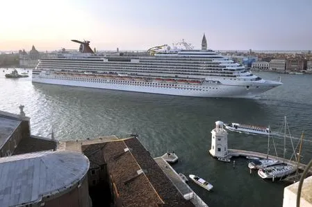 Bild: Hochseilgarten auf hoher See – Sportsdeck der neuen Carnival Magic bietet allerlei Außergewöhnliches