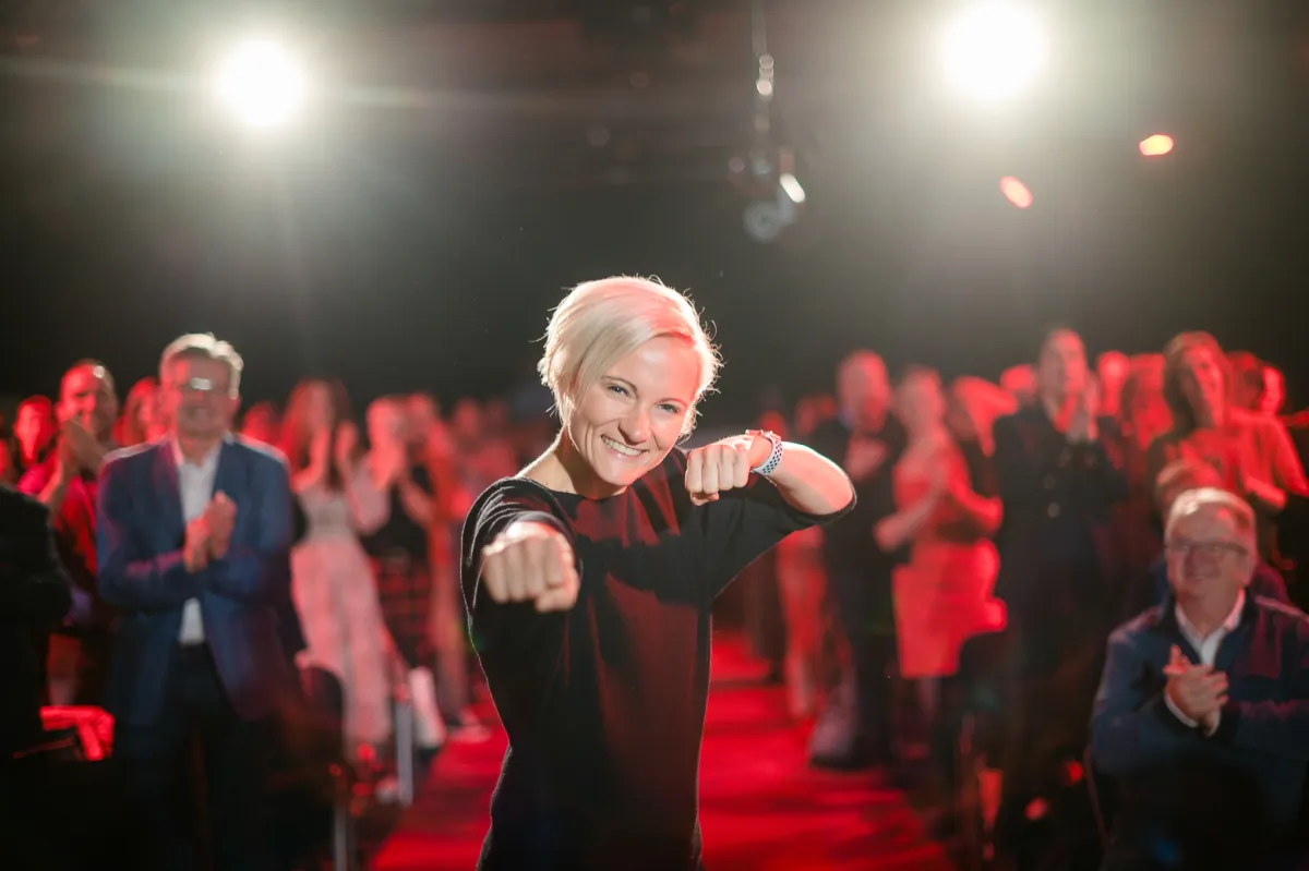 Kathleen Ehrlich nach ihrer Keynote vor begeistertem Publikum (© Justin Bockey)
