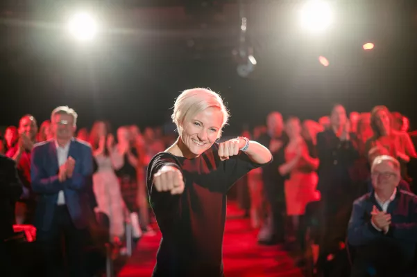 Bild: Grenzen existieren nur in deinem Kopf - Auszeichnung für mitreißende Keynote mit Excellence Award