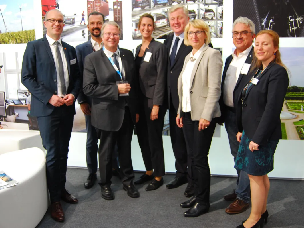 Niedersachsens Wirtschaftsminister Bernd Althusmann mit Verantwortlichen der Zukunft Emden