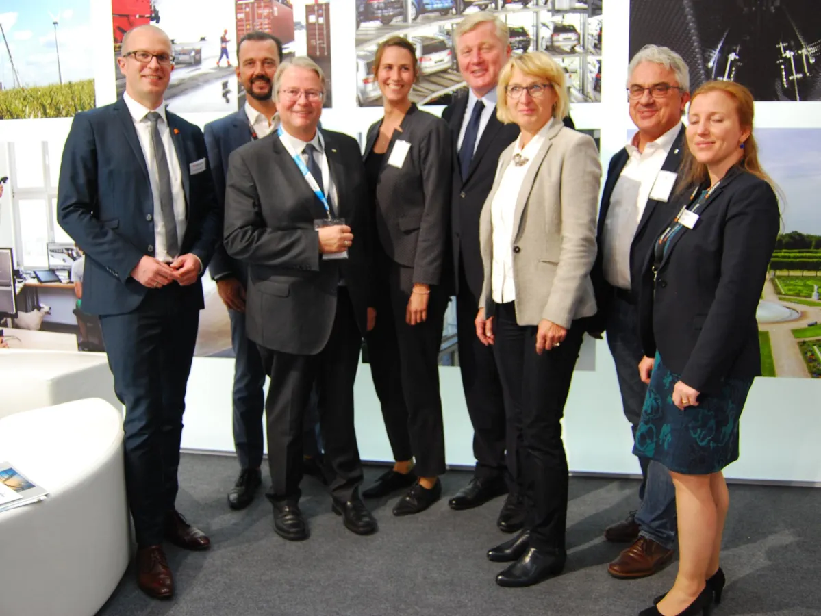 Niedersachsens Wirtschaftsminister Bernd Althusmann mit Verantwortlichen  der Zukunft Emden