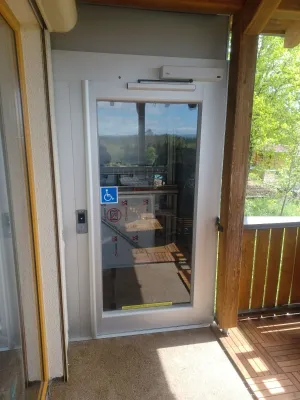 Bild: Treppenlift kostenlos anfragen: Neue Online-Lösung der Treppenlift Experten erleichtert den Weg zur Mobilität