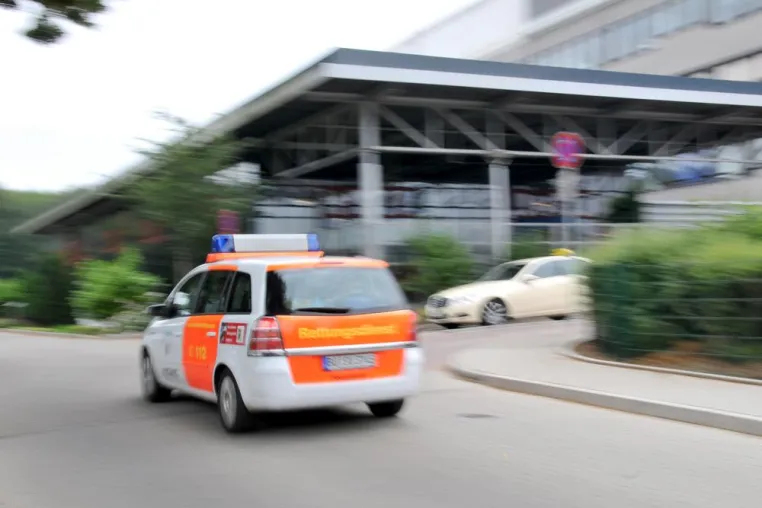 Klinikärzte trainieren Lessingschüler in der Herzdruckmassage Bild: Klinikärzte trainieren Lessingschüler in der Herzdruckmassage