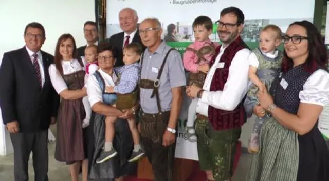 Bild: Wirtschaftsminister ehrt 30jähriges Firmenjubliäum bei Hersteller von Kunststoffteilen